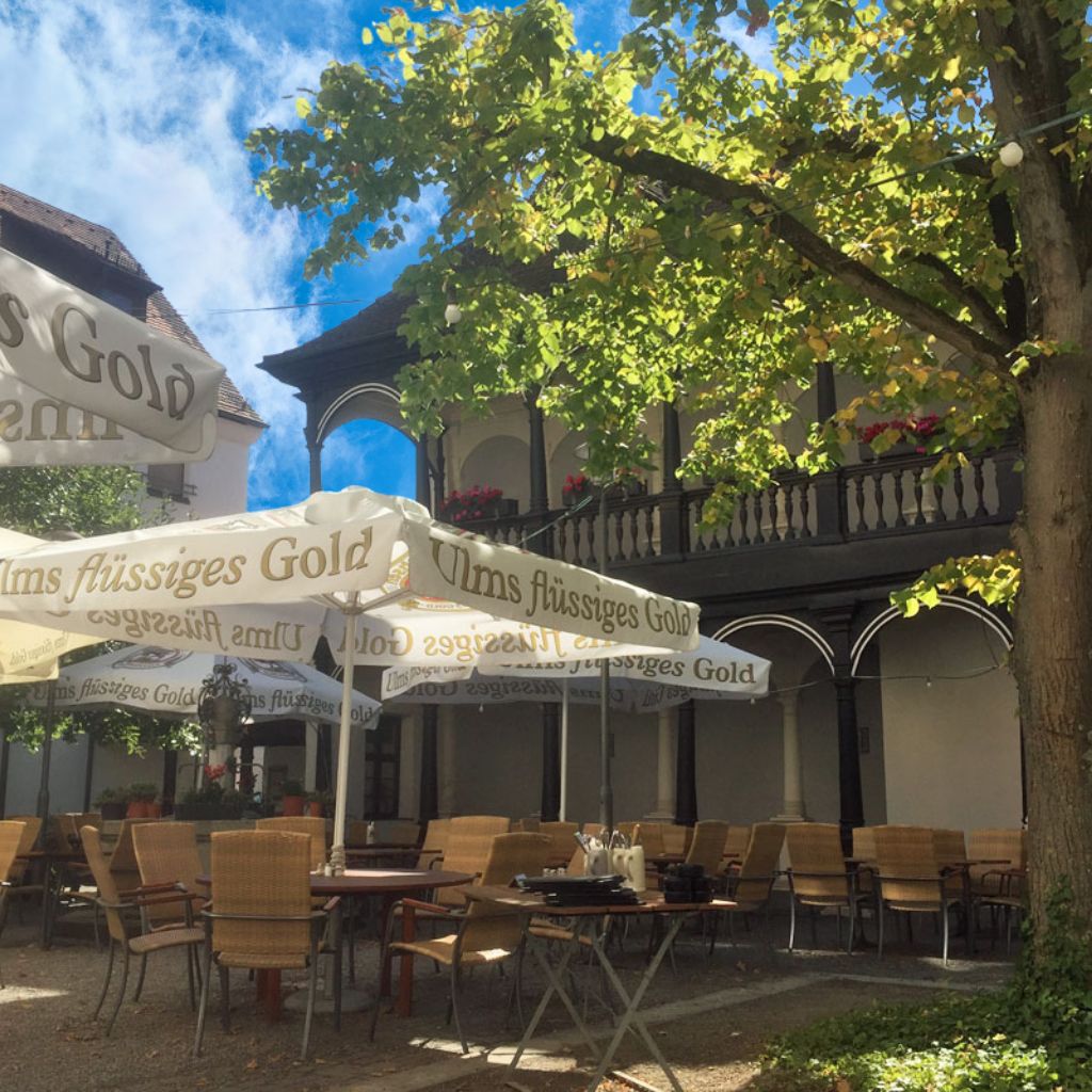 Zwischen Eichenholz und Sommerhimmel – Das Historische Brauhaus Drei Kannen in Ulm verführt im Biergarten