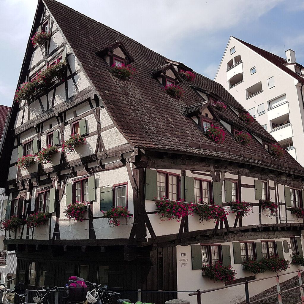 Das Schiefe Haus in Ulm – Wie ein Fachwerkjuwel zum schiefsten Hotel der Welt wurde